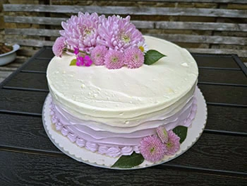 Fliederfarbende Torte mit Blumen